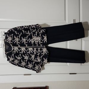 Women's Liz Claiborne 2 piece suit.  Navy Blue and Tan. Size 8P.